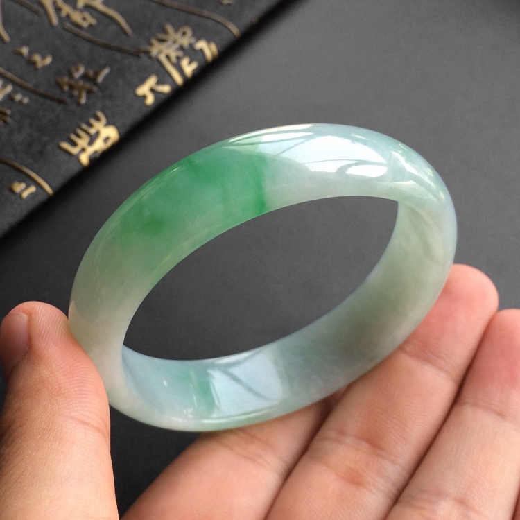 (超值推荐)糯冰种飘翠贵妃镯(55mm-48.8mm)