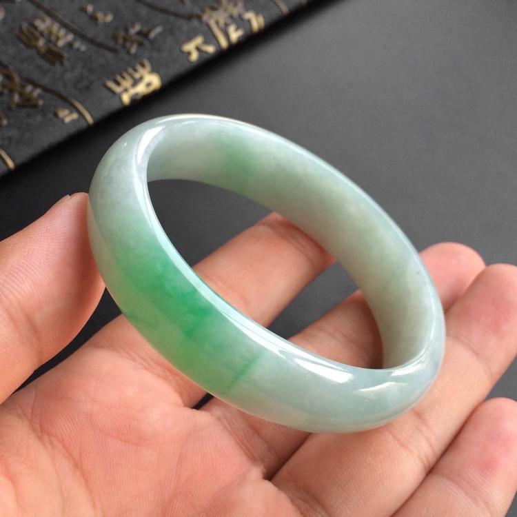 (超值推荐)糯冰种飘翠贵妃镯(55mm-48.8mm)