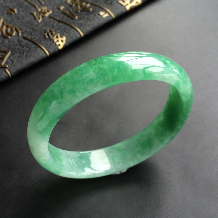 (超值推荐)糯冰种飘翠贵妃镯(54mm-47.4mm)