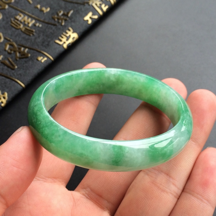 (超值推荐)糯冰种飘翠贵妃镯(54mm-47.4mm)