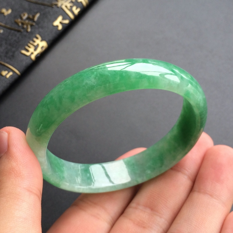 (超值推荐)糯冰种飘翠贵妃镯(54mm-47.4mm)