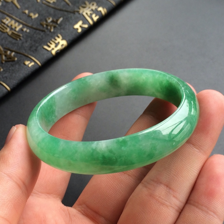 (超值推荐)糯冰种飘翠贵妃镯(54mm-47.4mm)