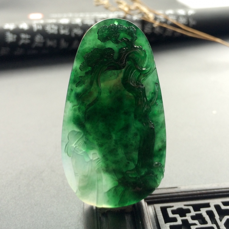 （超值推荐）冰种油青松下怀远挂件