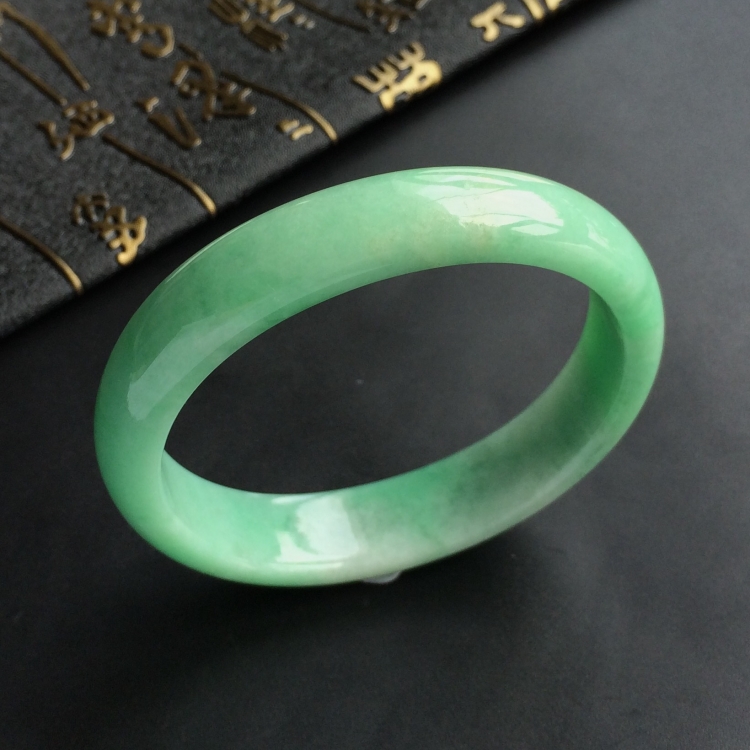 (超值推荐)糯冰种豆色贵妃镯(54.3mm-48.7mm)