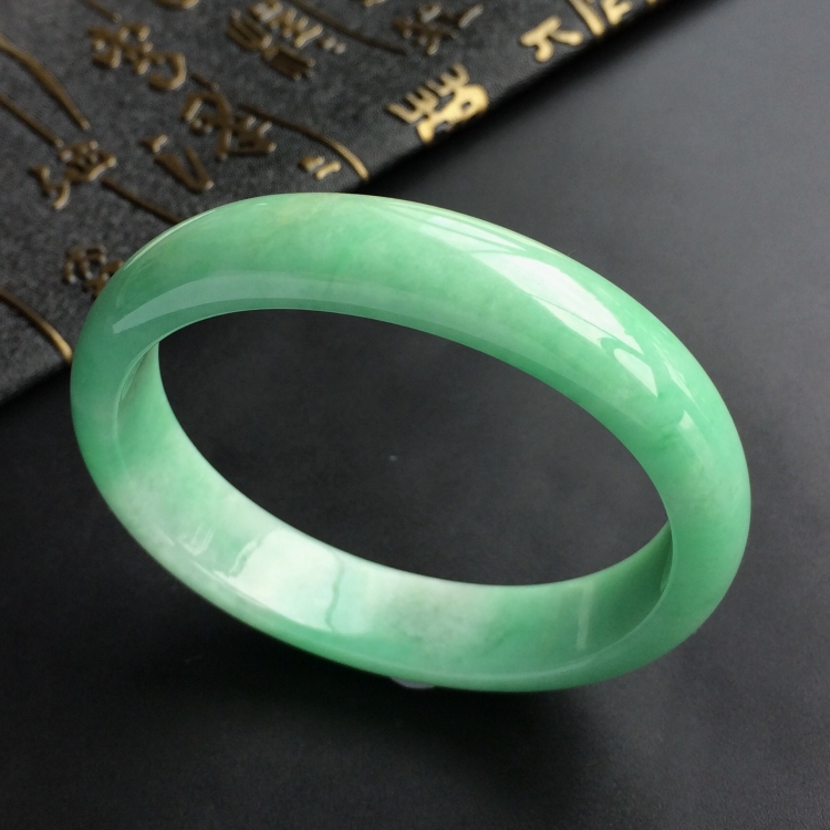 (超值推荐)糯冰种豆色贵妃镯(54.3mm-48.7mm)