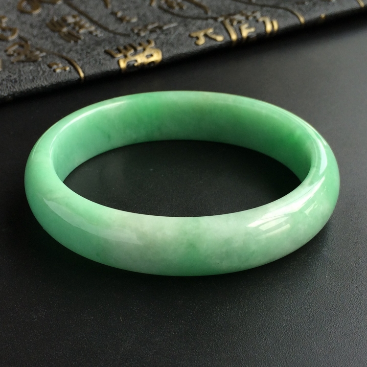 (超值推荐)糯冰种豆色贵妃镯(54.3mm-48.7mm)