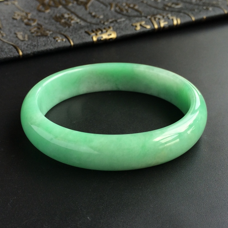 (超值推荐)糯冰种豆色贵妃镯(54.3mm-48.7mm)