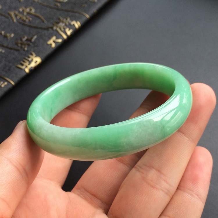 (超值推荐)糯冰种豆色贵妃镯(54.3mm-48.7mm)