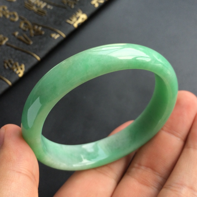 (超值推荐)糯冰种豆色贵妃镯(54.3mm-48.7mm)