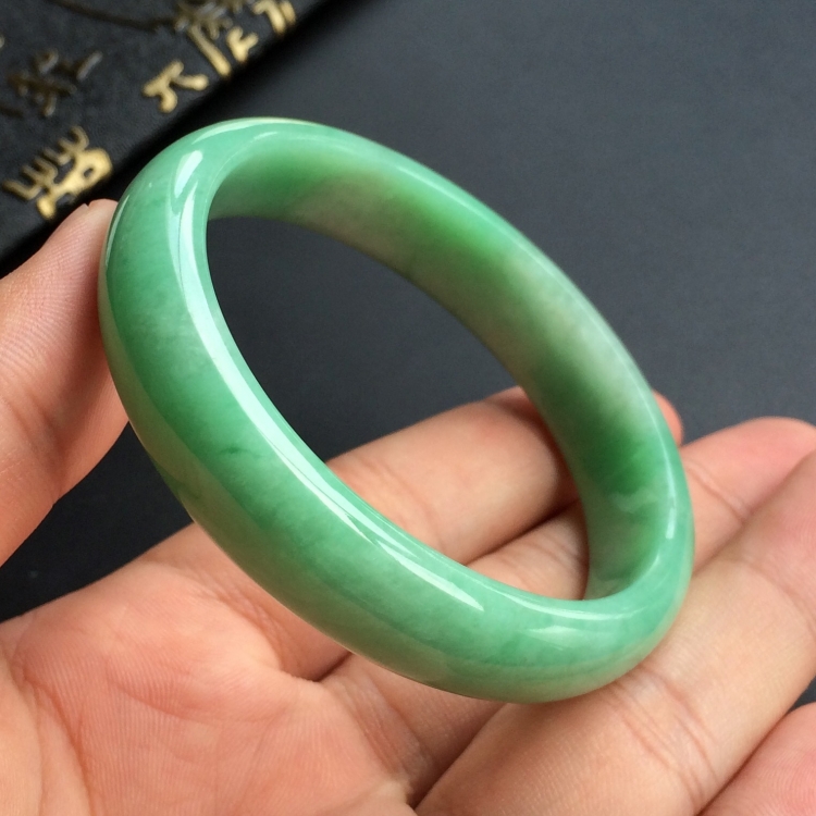 (超值推荐)糯冰种豆色贵妃镯(54.3mm-48.7mm)