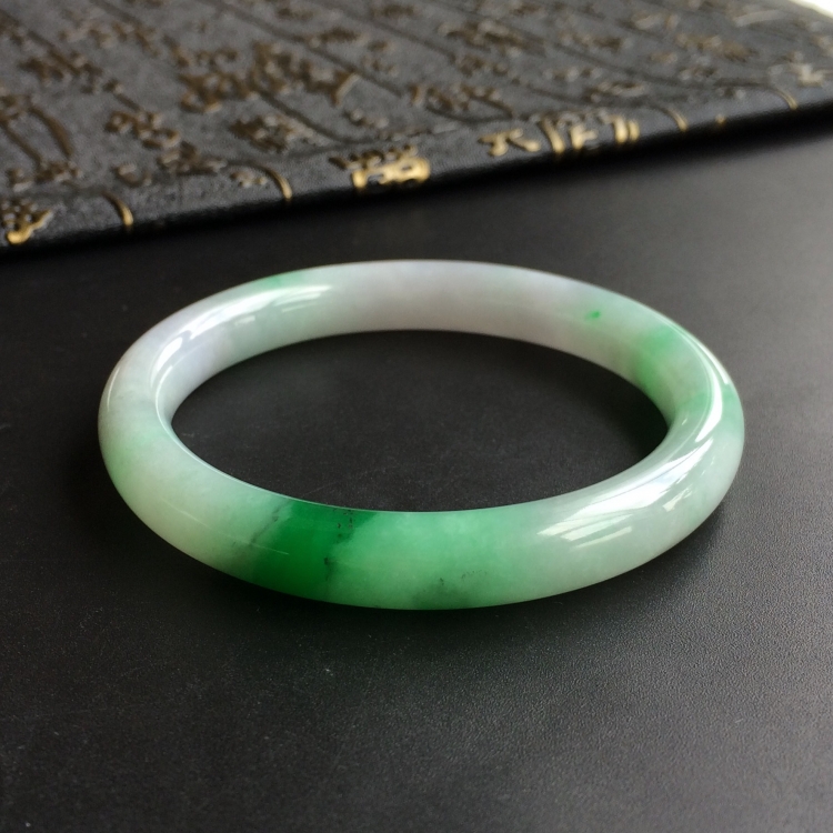 (超值推荐)糯冰种飘翠圆条手镯(54.8mm)