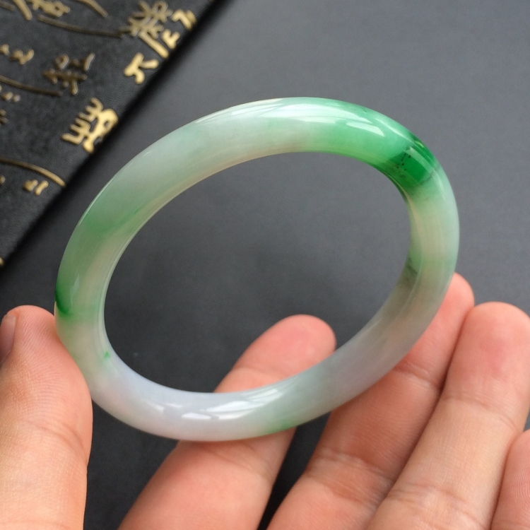 (超值推荐)糯冰种飘翠圆条手镯(54.8mm)