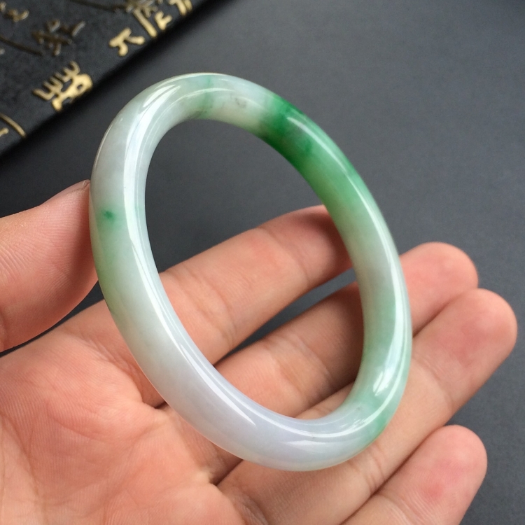 (超值推荐)糯冰种飘翠圆条手镯(54.8mm)