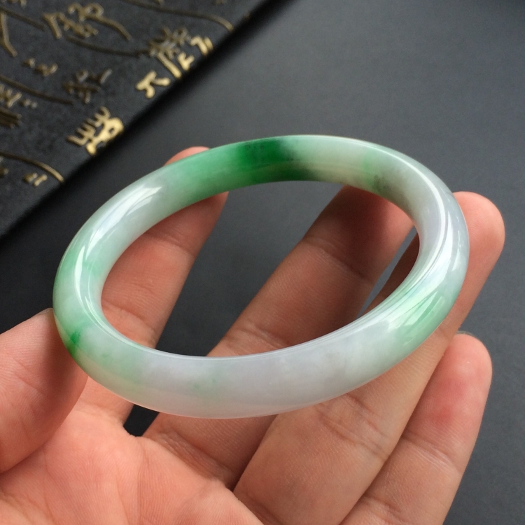 (超值推荐)糯冰种飘翠圆条手镯(54.8mm)