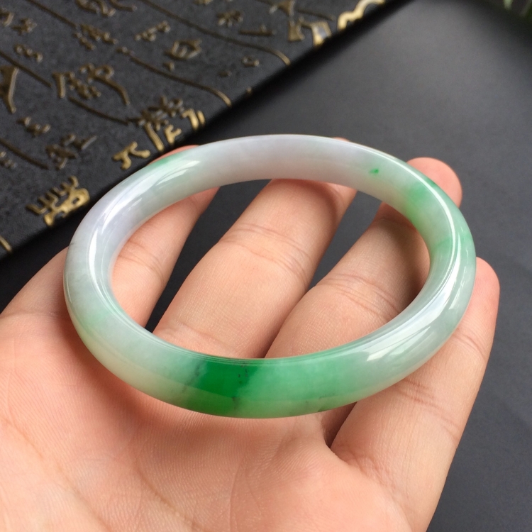 (超值推荐)糯冰种飘翠圆条手镯(54.8mm)