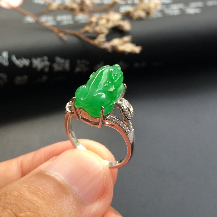 （超值推荐）镶白金钻石糯冰种阳绿貔貅戒指