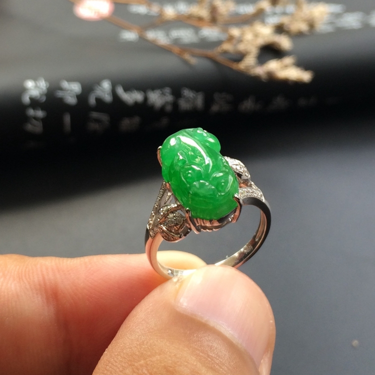 （超值推荐）镶白金钻石糯冰种阳绿貔貅戒指
