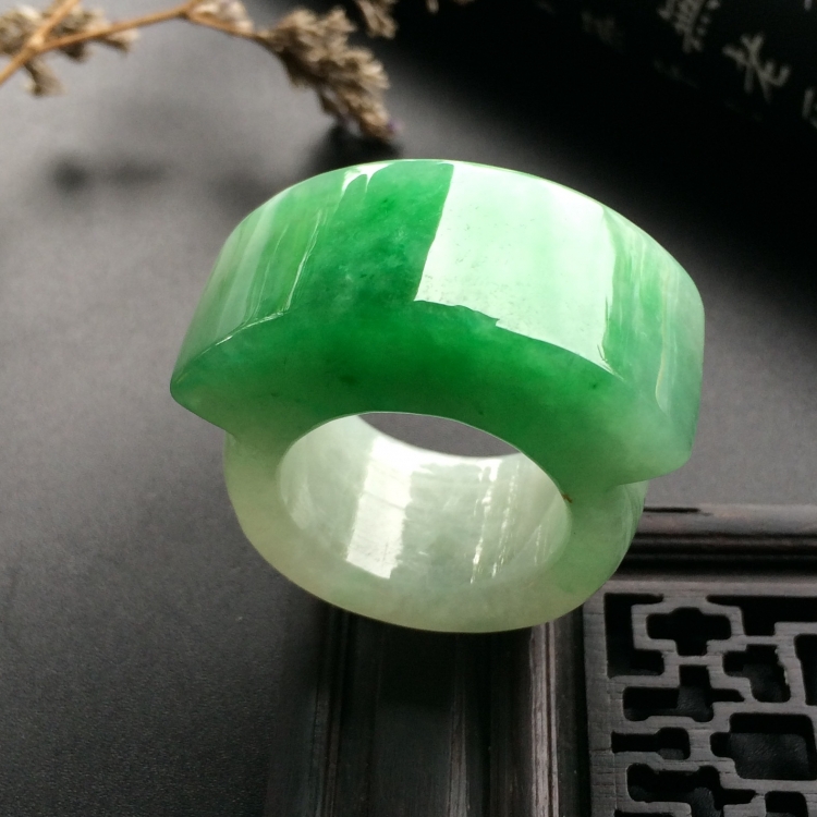 （超值推荐）糯冰种飘翠扳指