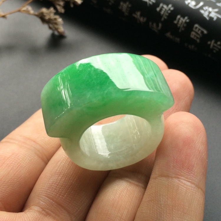 （超值推荐）糯冰种飘翠扳指