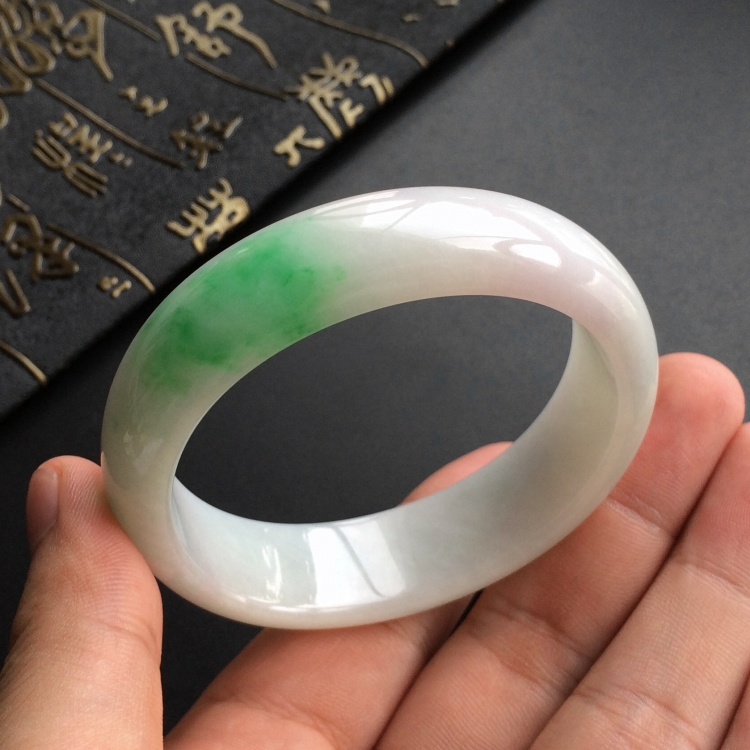 (超值推荐)糯冰种淡春带彩贵妃镯(54mm-48mm)