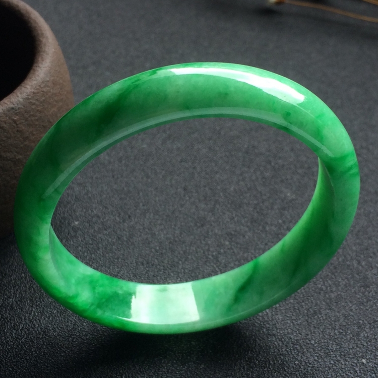 （超值推荐）糯冰种阳绿手镯（55mm）