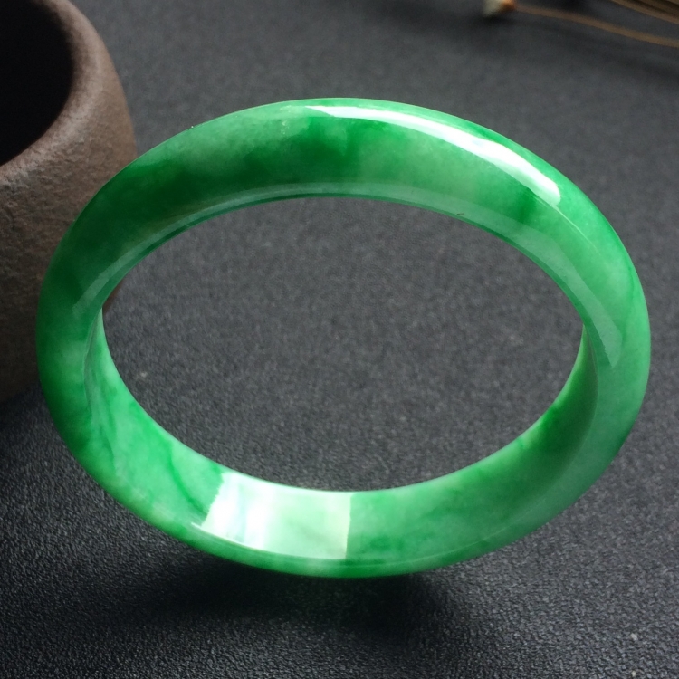 （超值推荐）糯冰种阳绿手镯（55mm）