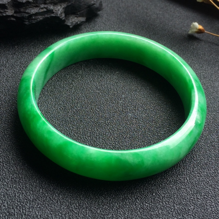 （超值推荐）糯冰种阳绿手镯（55mm）
