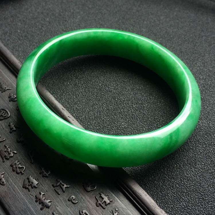 （超值推荐）糯冰种阳绿手镯（55mm）