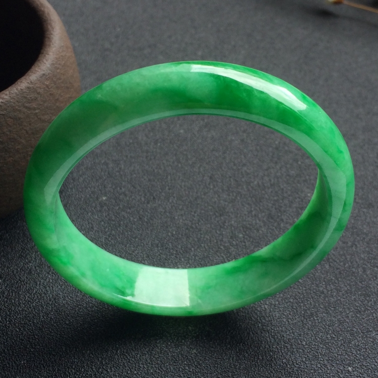 （超值推荐）糯冰种阳绿手镯（55mm）
