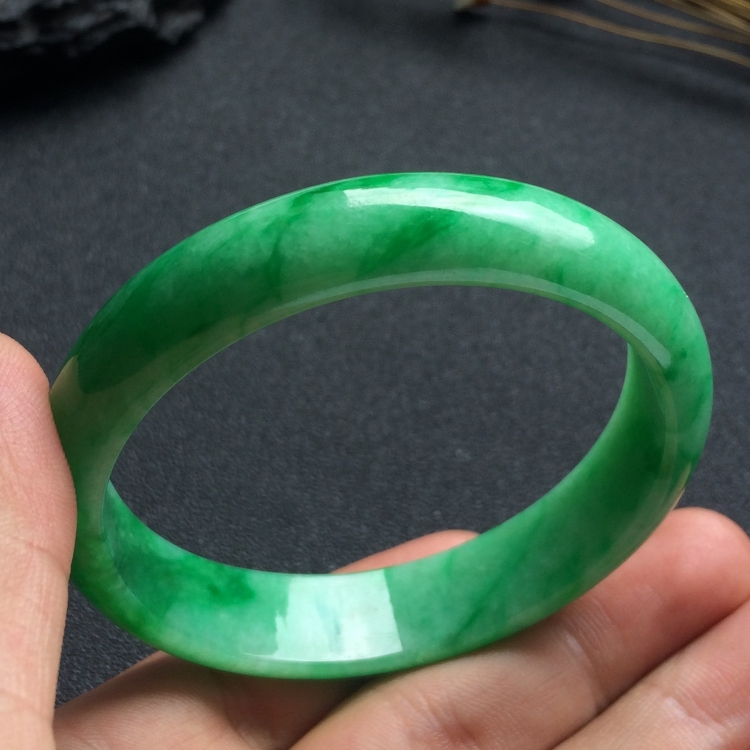 （超值推荐）糯冰种阳绿手镯（55mm）