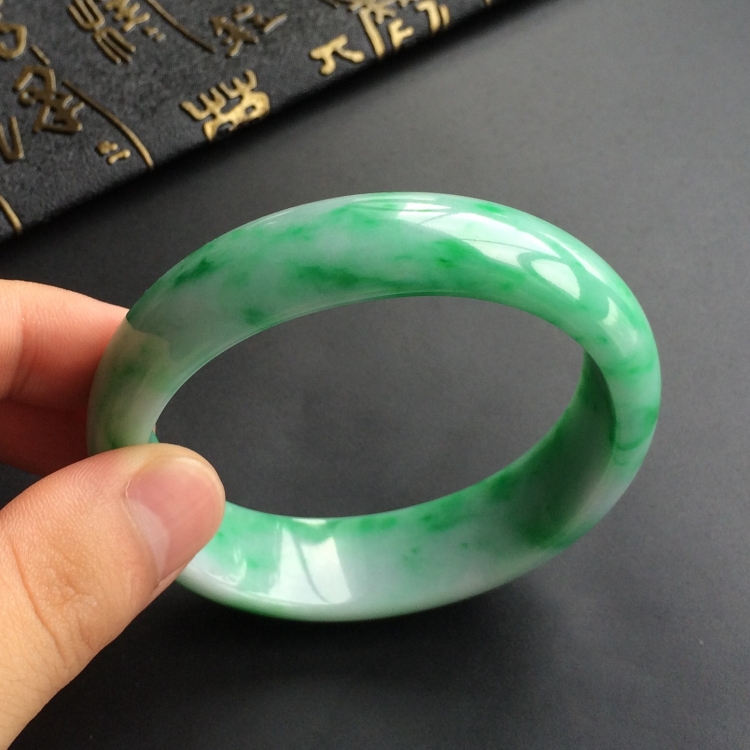 (超值推荐)糯冰种飘翠贵妃镯(58.2mm-50.6mm)