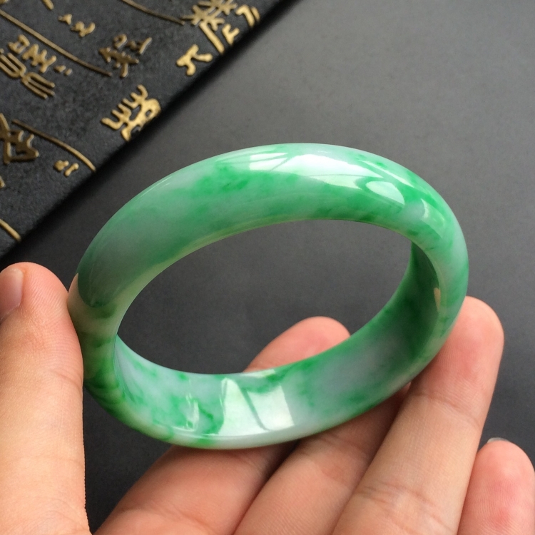 (超值推荐)糯冰种飘翠贵妃镯(58.2mm-50.6mm)