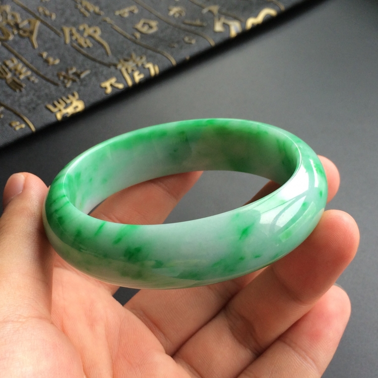 (超值推荐)糯冰种飘翠贵妃镯(58.2mm-50.6mm)