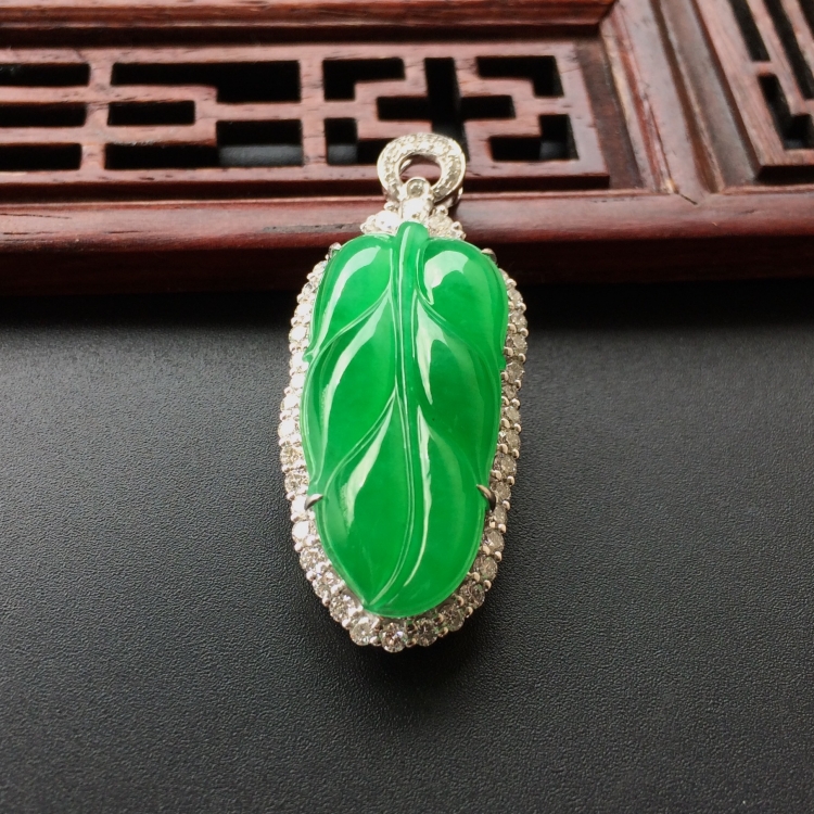 (超值推荐)糯冰种阳绿镶白金钻石玉叶胸坠