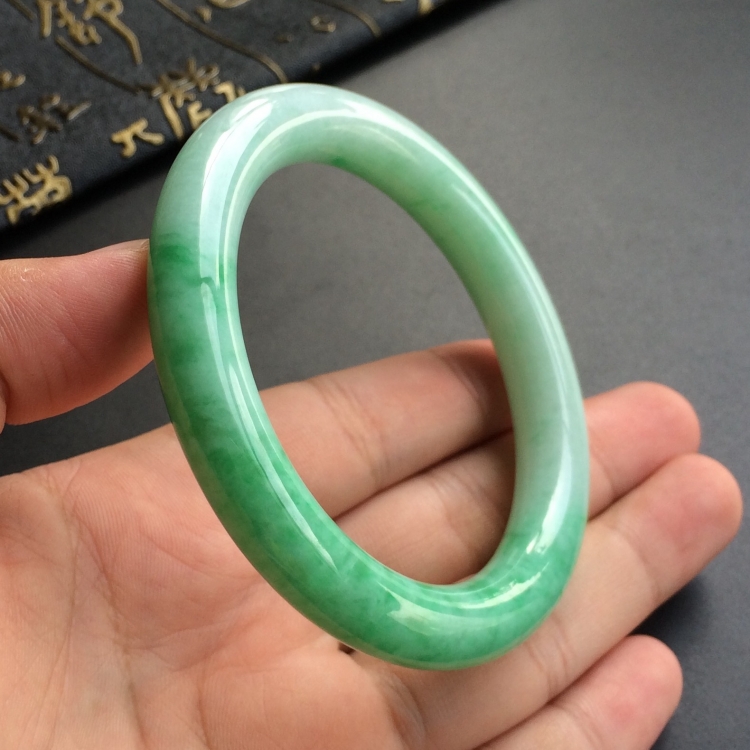 (超值推荐)糯冰种飘翠圆条手镯(57.5mm)
