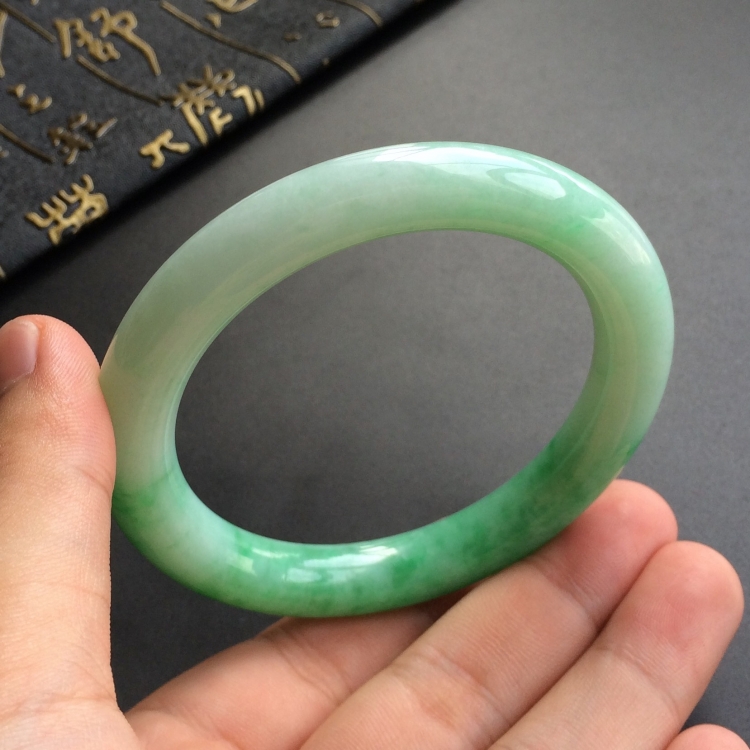 (超值推荐)糯冰种飘翠圆条手镯(57.5mm)