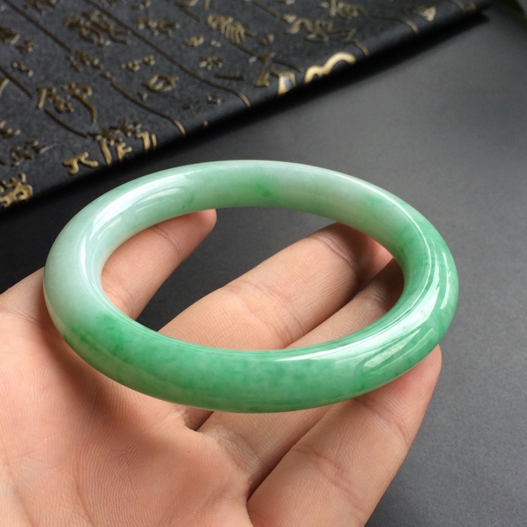 (超值推荐)糯冰种飘翠圆条手镯(57.5mm)