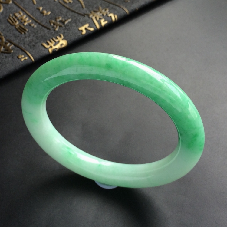 (超值推荐)糯冰种飘翠圆条手镯(57.5mm)