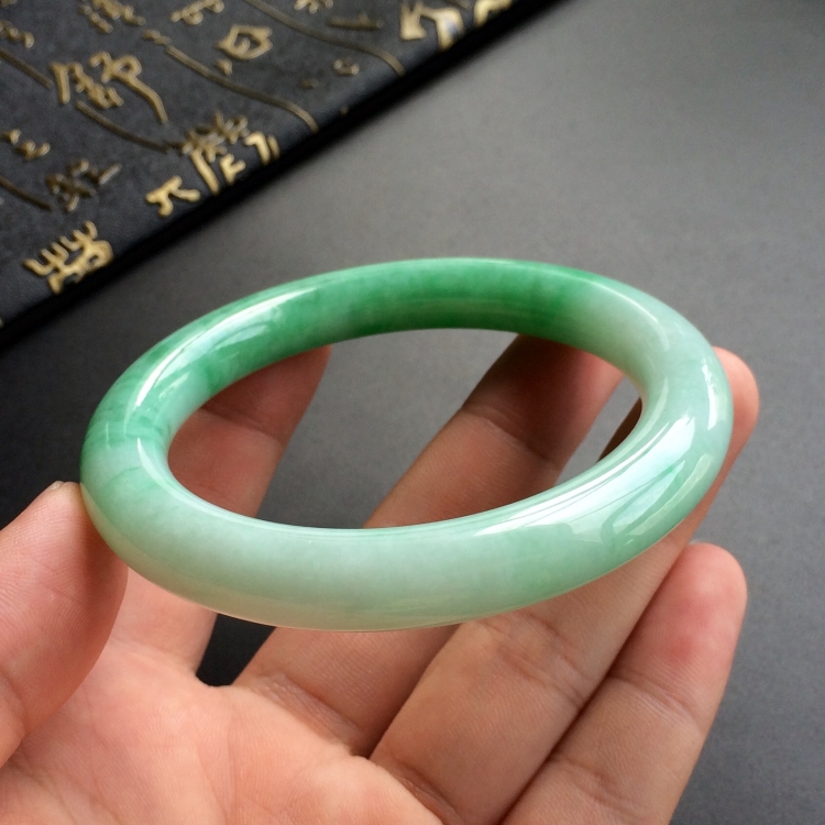 (超值推荐)糯冰种飘翠圆条手镯(57.5mm)