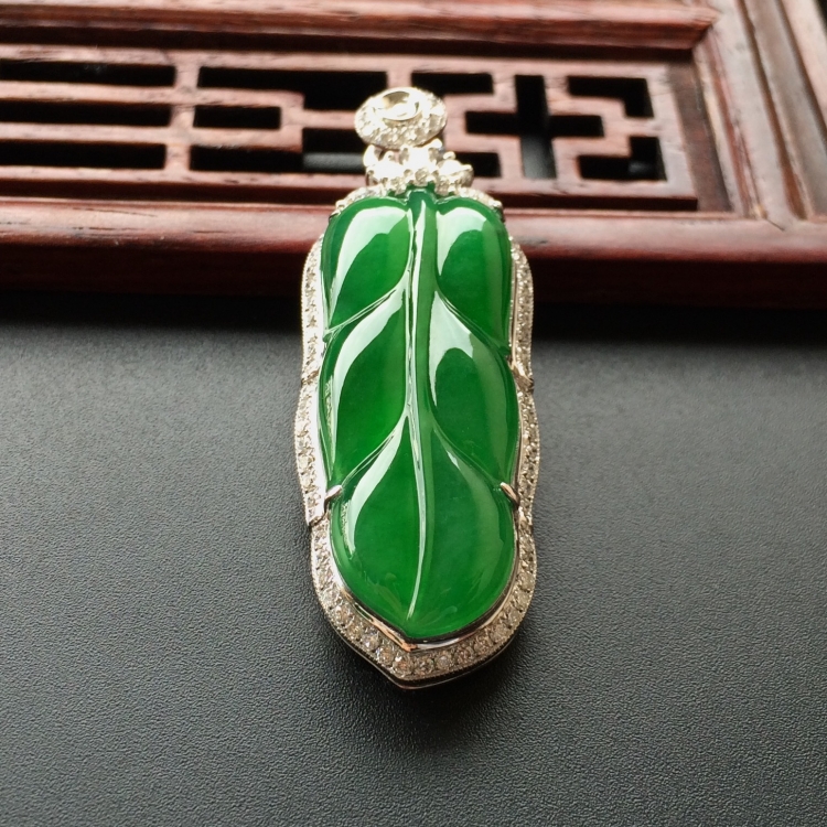 (超值推荐)冰种阳绿镶白金钻石玉叶胸坠