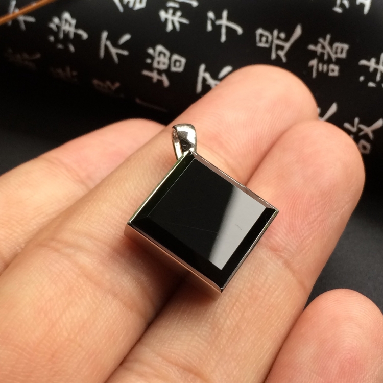 （超值推荐）玻璃种墨翠镶白金方形胸坠