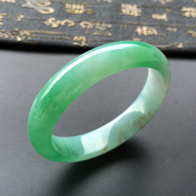(超值推荐)糯冰种飘翠略带褐黄翡贵妃手镯(52.5mm-46.2mm)