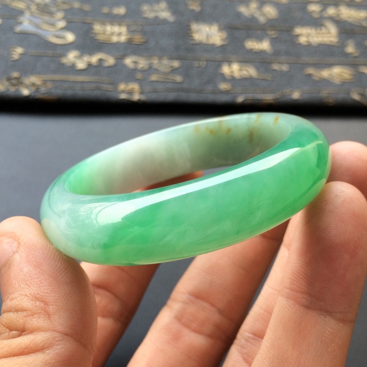 (超值推荐)糯冰种飘翠略带褐黄翡贵妃手镯(52.5mm-46.2mm)