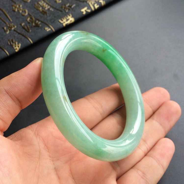 (超值推荐)糯冰种飘翠略带黄花圆条手镯(56.5mm)