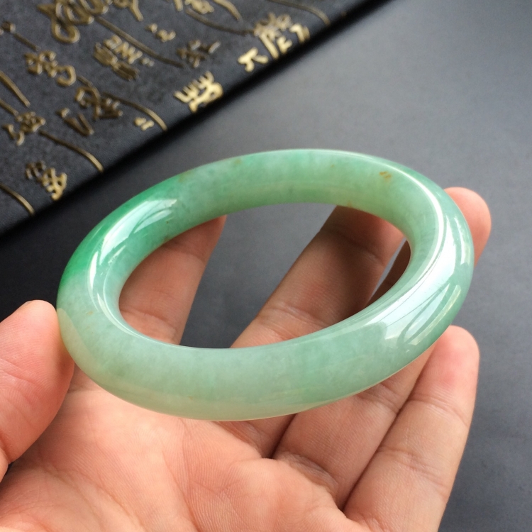 (超值推荐)糯冰种飘翠略带黄花圆条手镯(56.5mm)