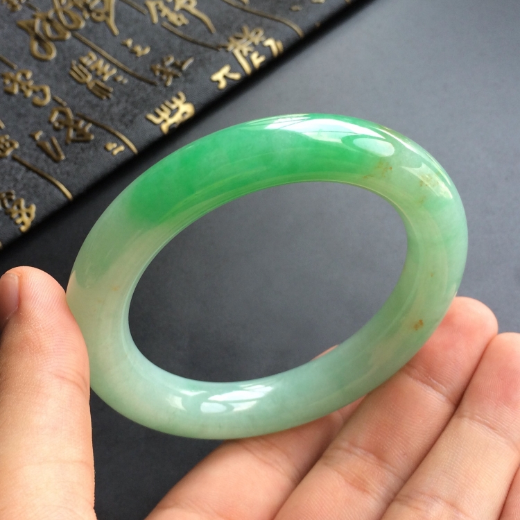 (超值推荐)糯冰种飘翠略带黄花圆条手镯(56.5mm)