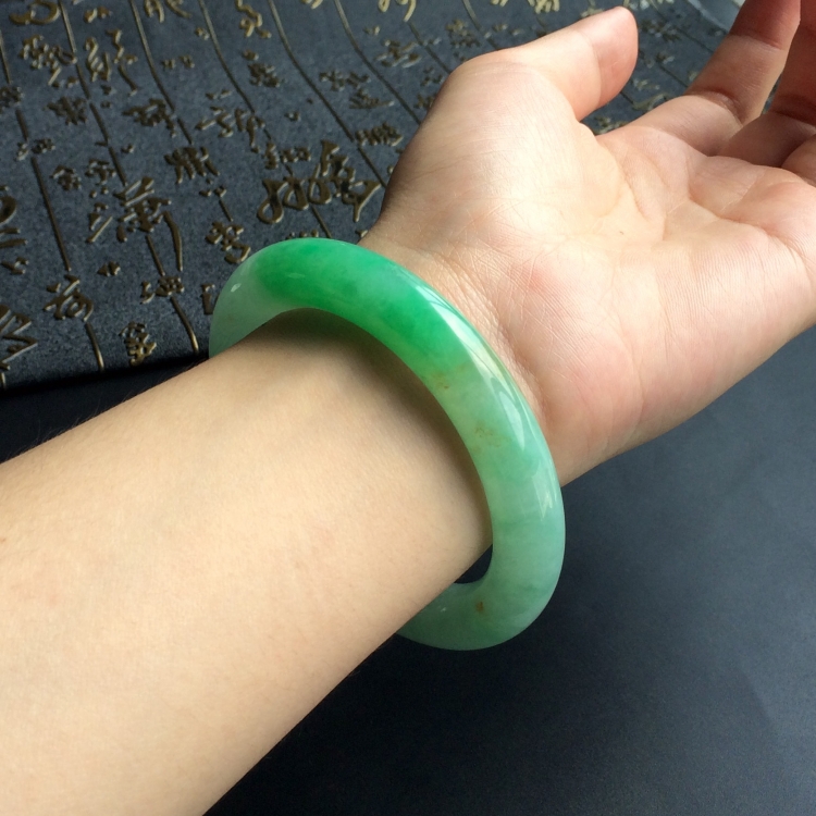 (超值推荐)糯冰种飘翠略带黄花圆条手镯(56.5mm)