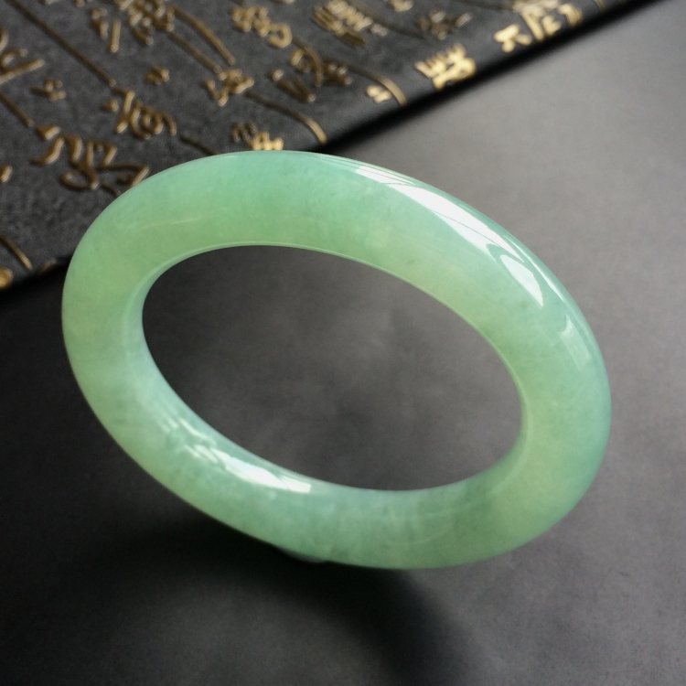 (超值推荐)糯冰种绿晴水圆条手镯(56.2mm)