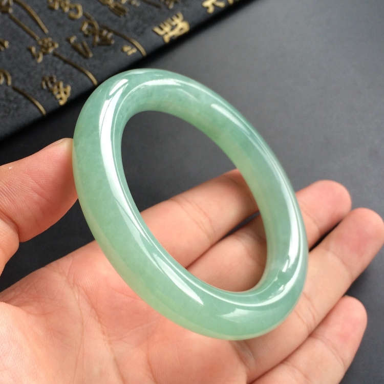 (超值推荐)糯冰种绿晴水圆条手镯(56.2mm)