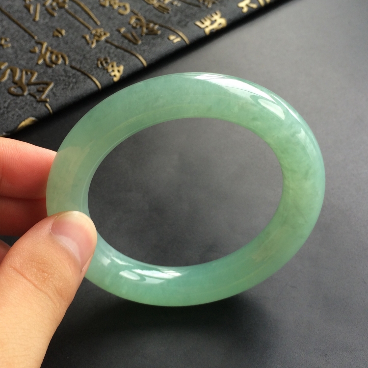 (超值推荐)糯冰种绿晴水圆条手镯(56.2mm)